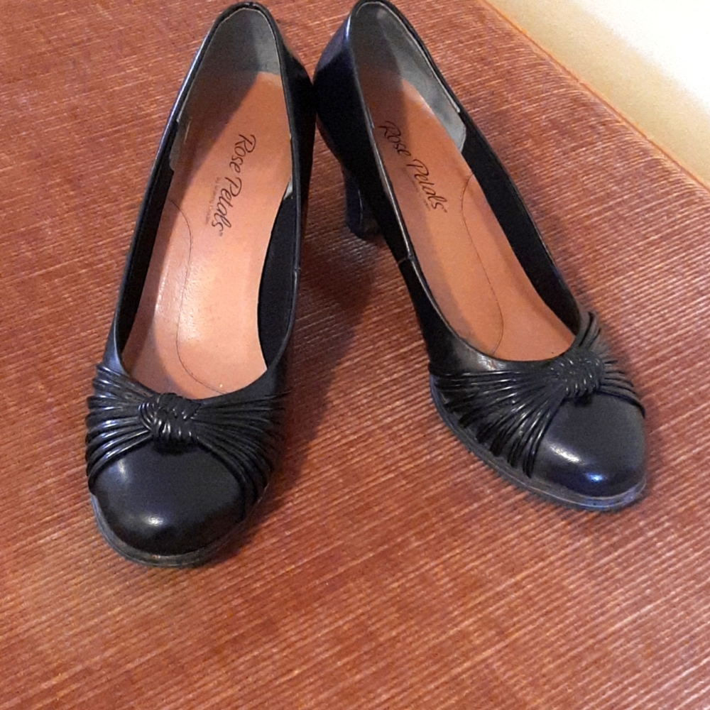 Black Pumps 7M. Braided knot detail on toe.